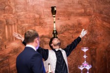 Пирамиды из бокалов шампанского. Изображение 20702