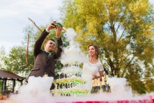 Пирамиды из бокалов шампанского. Изображение 35189