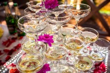 Пирамиды из бокалов шампанского. Изображение 20697