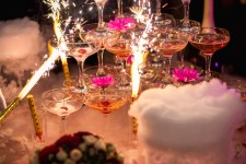 Пирамиды из бокалов шампанского. Изображение 20700