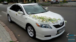 Свадебный автомобиль Toyota Camry Hybrid (Тойота Камри Гибрид) белого цвета. Изображение 2526