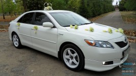 Свадебный автомобиль Toyota Camry Hybrid (Тойота Камри Гибрид) белого цвета. Изображение 2545