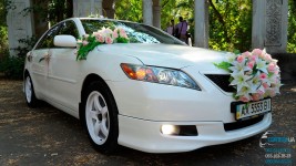 Свадебный автомобиль Toyota Camry Hybrid (Тойота Камри Гибрид) белого цвета. Изображение 2528