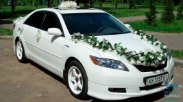 Свадебный автомобиль Toyota Camry Hybrid (Тойота Камри Гибрид) белого цвета. Изображение 2527