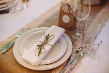 Декор банкетного зала(президиум молодоженов, банты,чехлы,композиции на столы гостей,кендибар, рассадка...). Изображение 33226