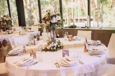 Декор банкетного зала(президиум молодоженов, банты,чехлы,композиции на столы гостей,кендибар, рассадка...). Изображение 33225