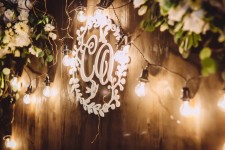 Декор банкетного зала(президиум молодоженов, банты,чехлы,композиции на столы гостей,кендибар, рассадка...). Изображение 33222