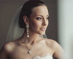 Выбираем крупные, массивные серьги на свадьбу. В каком образе они уместны