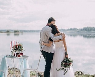 Свадебная фотосессия на берегу реки Свадебная фотосессия на берегу реки