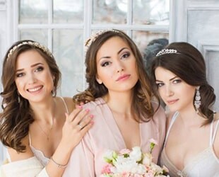 Выбираем прически для подружек невесты на свадьбу Выбираем прически для подружек невесты на свадьбу