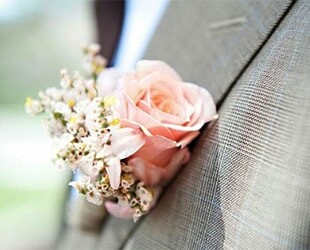 Для чего нужны свадебные бутоньерки Для чего нужны свадебные бутоньерки