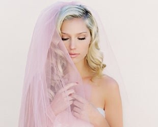 Образ невесты с цветной фатой Образ невесты с цветной фатой