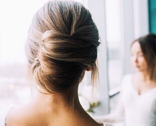 Прическа невесты на свадьбу в французском стиле Прическа невесты на свадьбу в французском стиле