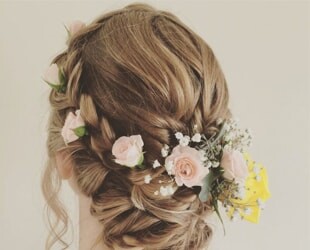 Идеи для высоких свадебных причесок украшенных цветами