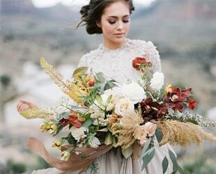 Невеста на свадьбе с большим букетом "за" и "против" Невеста на свадьбе с большим букетом "за" и "против"