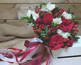 Свадебный букет в бело-красных цветах Свадебный букет в бело-красных цветах