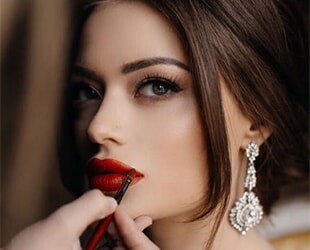 Какую выбрать косметику для свадебного макияжа? Какую выбрать косметику для свадебного макияжа?
