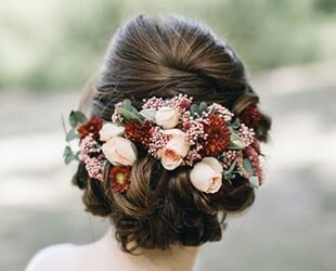 Свадебные прически невесты с живыми цветами Свадебные прически невесты с живыми цветами