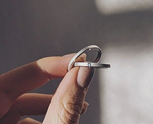 Обязательно ли обручальные кольца должны быть парными? Обязательно ли обручальные кольца должны быть парными?