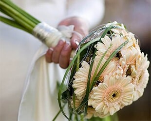 Герберы в свадебном букете невесты