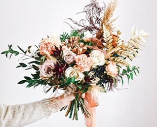 Выбирает свадебный букет в Эко стиле