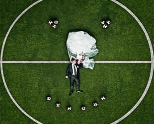 Свадебная фотосессия в футбольном стиле на стадионе Свадебная фотосессия в футбольном стиле на стадионе