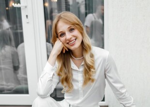 Ведуча весіль та весільних церемоній Ведуча весіль та весільних церемоній - лого