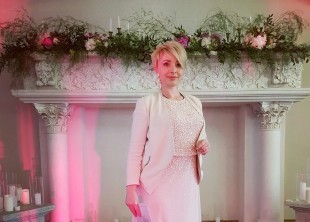 ведущая Слава Алексеева - лого