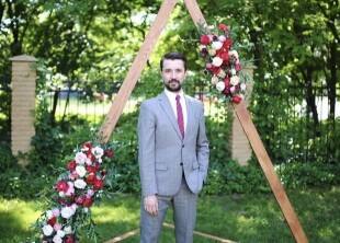 Ведущий Роман Петров - лого