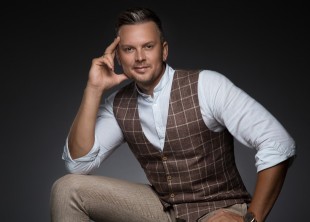 Александр Покатилов Ведущий - лого