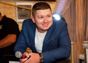 Ведущий Алексей Макаров - лого