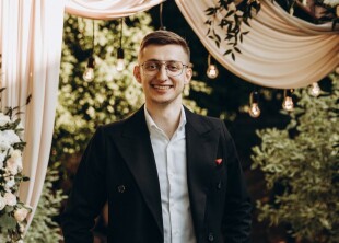 Ведущий Максим Захаров - лого