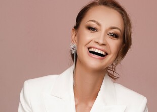 Ведущая - лого