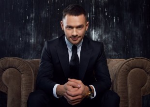 Первый МикрофонМен страны!              Популярный ведущий Антон Полищук - лого