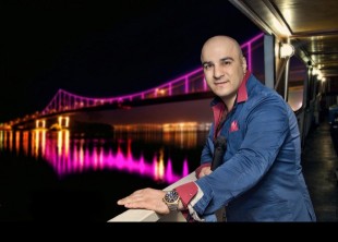 Ведущий Юрий Камбарян - лого