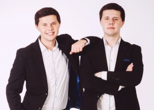 Дуэт ведущих "Не родственники", Алексей и Игорь Рева - лого