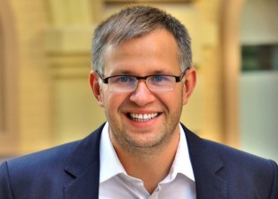 Интеллигентный ведущий Дмитрий Шапошников - лого