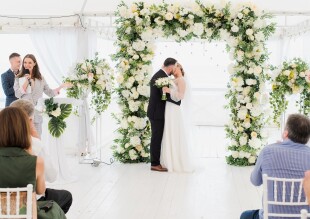 Ведущая Карина Морозова Ведущая Карина Морозова - лого