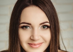 Ведущая Александра Ерёменко - лого