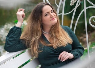 Ведущая - лого