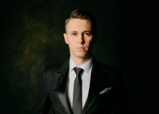 Ведущий Алексей Прийменко - лого