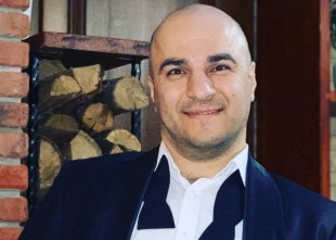 Ведущий Юрий Камбарян - лого