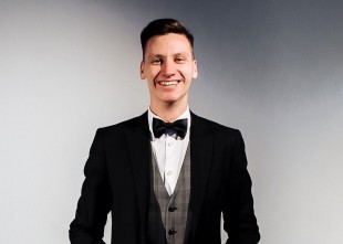 Ведущий Максим Левадный Ведущий Максим Левадный