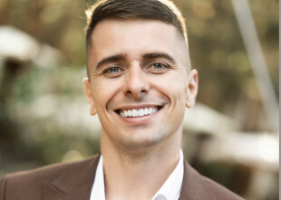 Ведущий Артем Классен - лого