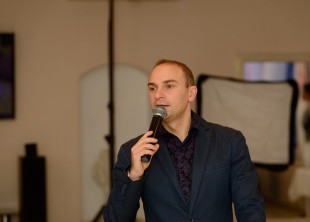 Ведущий Денис Морозов - лого