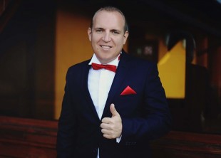 Ведучий  Андрій Альберда - лого