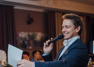 Современный ведущий Денис Бурховецкий Современный ведущий Денис Бурховецкий - лого