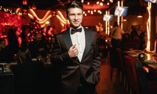 Ведущий Андрей Скляров Ведущий Андрей Скляров - лого