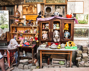 Двор потерянных игрушек - лого