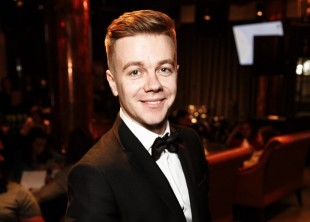 Ведущий Павел Уздемиров - лого